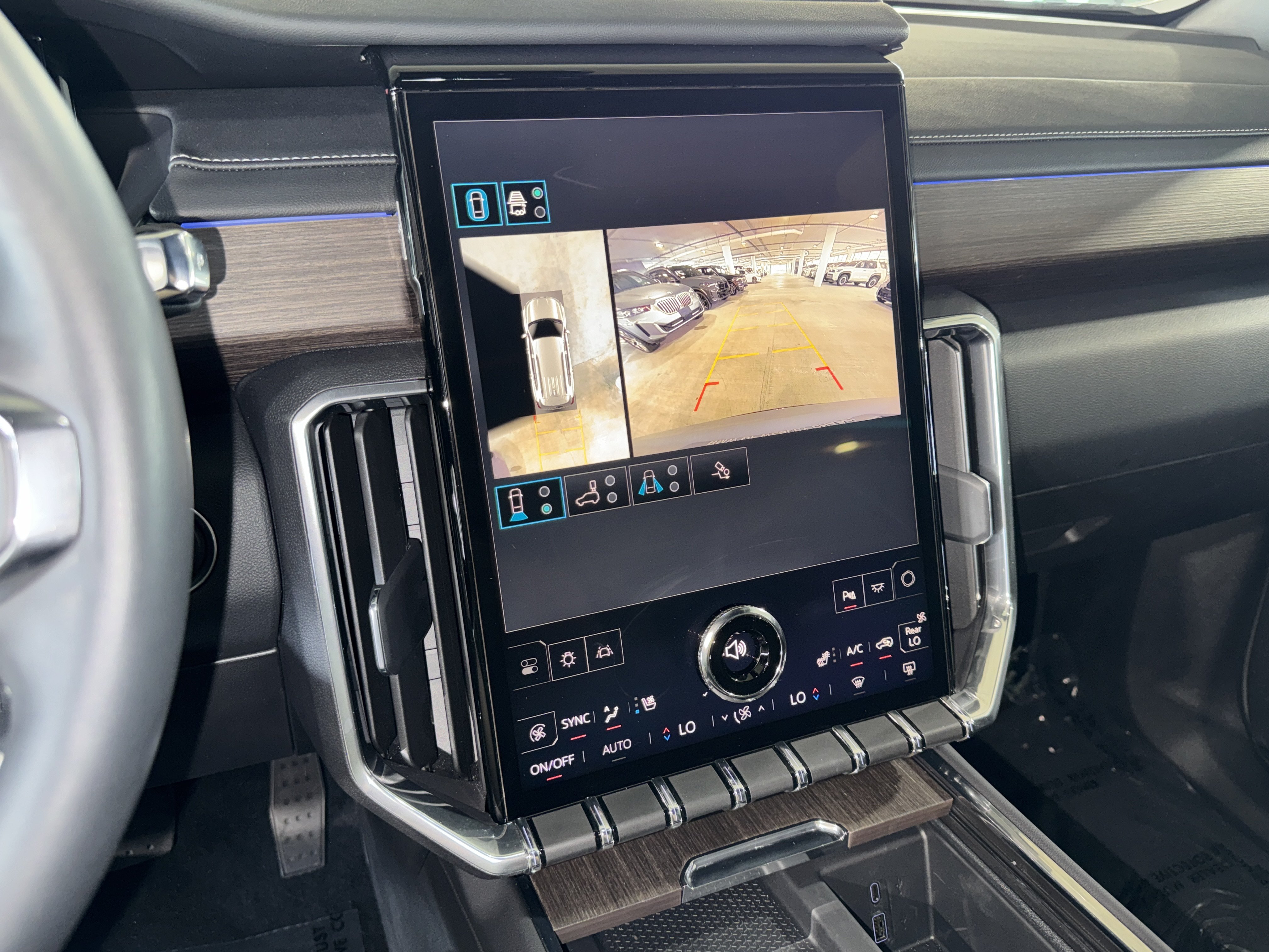 Used 2025 GMC Acadia Denali FWD image 28
