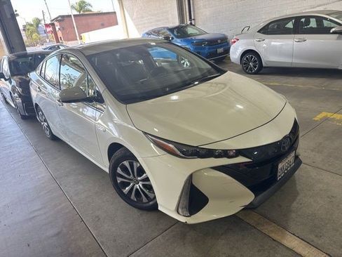 Used 2020 Toyota Prius Prime XLE FWD image 2