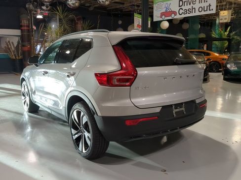 Used 2025 Volvo XC40 B5 Plus image 10
