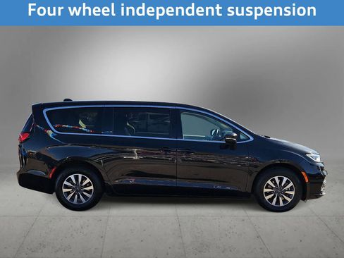 Used 2023 Chrysler Pacifica Touring-L image 11