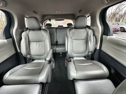 Used 2021 Toyota Sienna Limited image 30