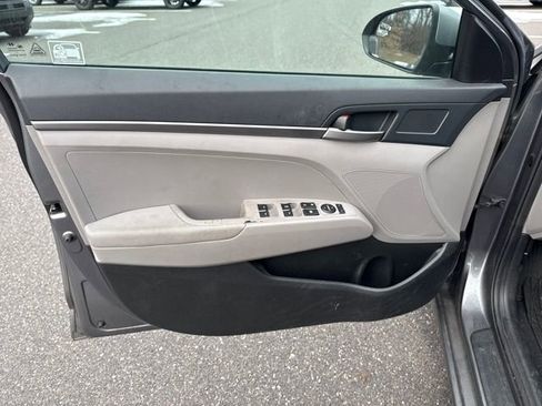 Used 2018 Hyundai Elantra SE image 15