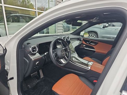 Used 2025 Mercedes-Benz GLC 300 4MATIC image 9