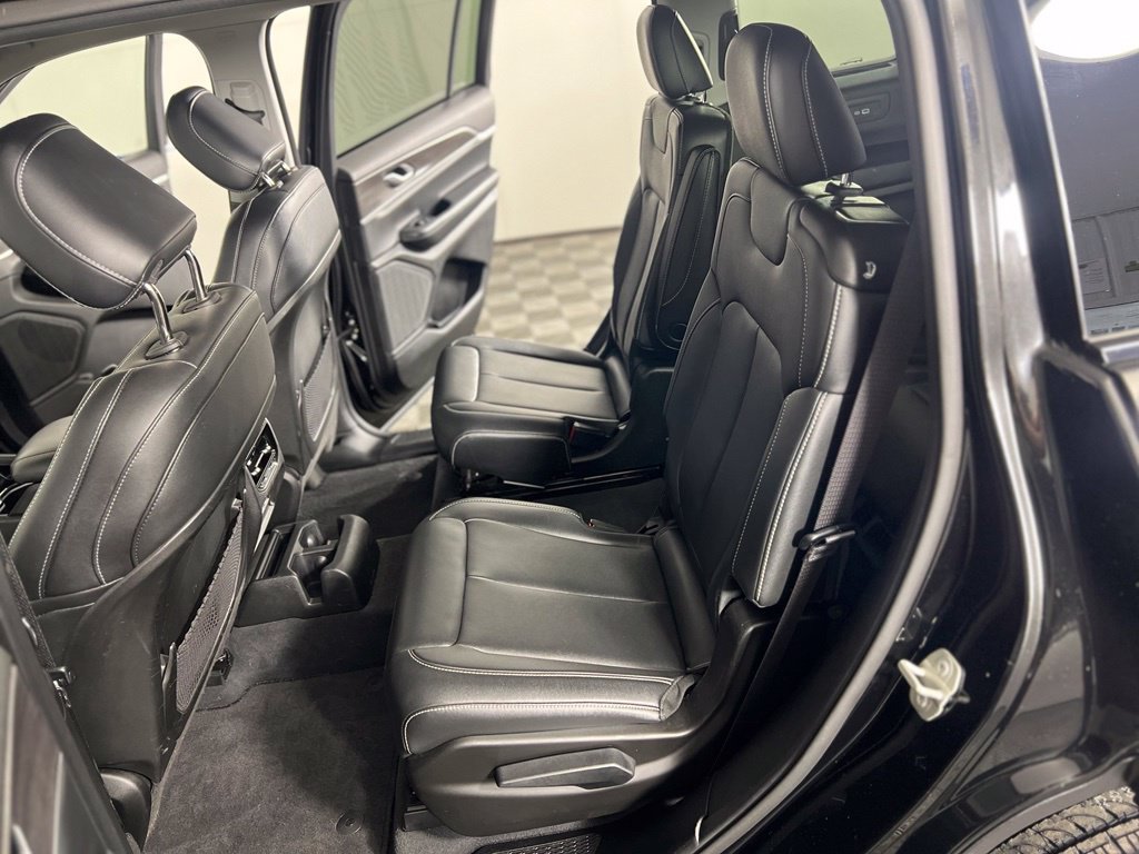 Used 2023 Jeep Grand Cherokee L Limited AWD/4WD image 17