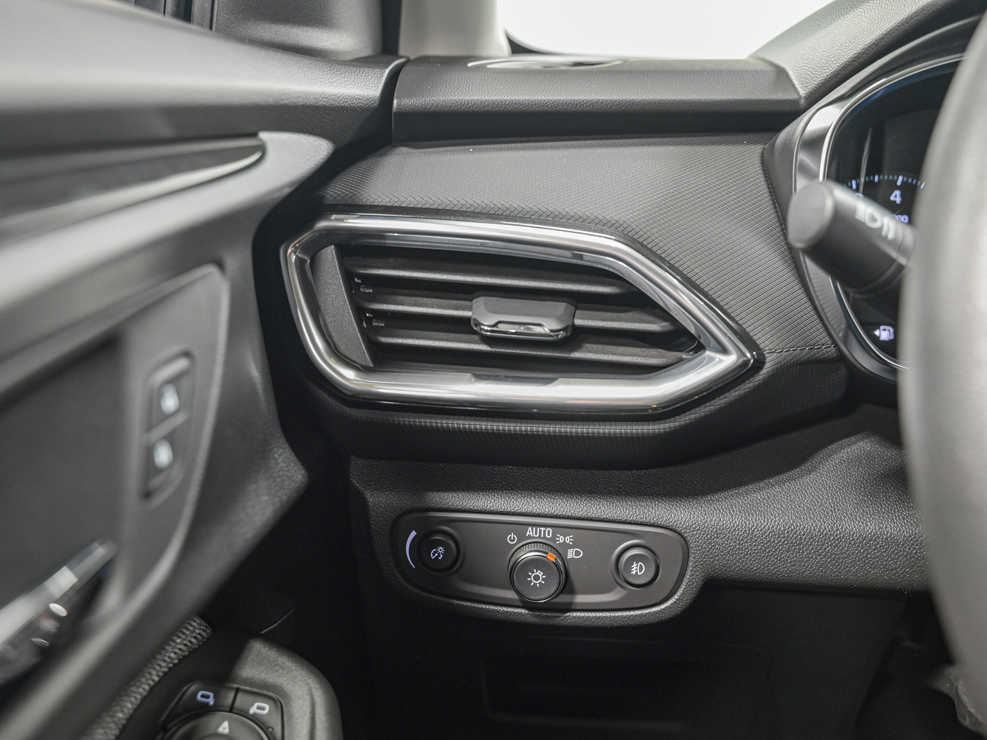 Used 2023 Chevrolet TrailBlazer LT w/ Convenience Package AWD/4WD image 19