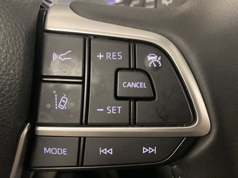 Used 2023 Toyota Highlander XLE image 25