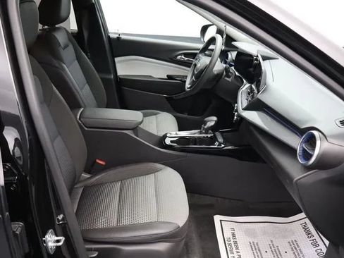 Used 2025 Chevrolet Trax LT FWD image 17