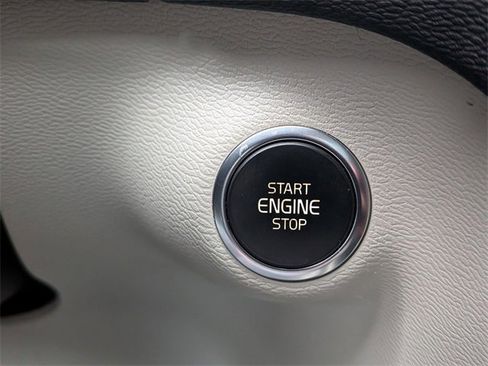 Used 2020 Volvo XC40 T4 Momentum image 19