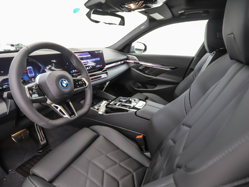 Used 2026 BMW 550e xDrive AWD/4WD image 11