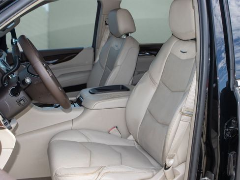 Used 2016 Cadillac Escalade Luxury image 11
