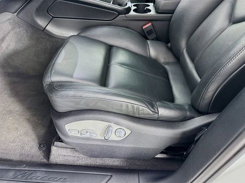 Used 2022 Porsche Macan w/ Premium Package Plus AWD/4WD image 12