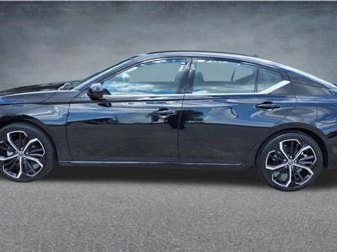 Used 2025 Nissan Altima 2.5 SR FWD image 2