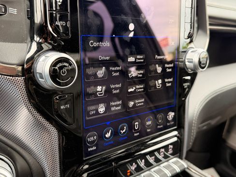 Used 2020 RAM 1500 Limited w/ Black Appearance Package AWD/4WD image 22