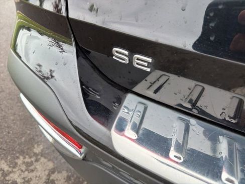 Used 2023 Volkswagen Taos SE w/ Black Wheel Package image 9