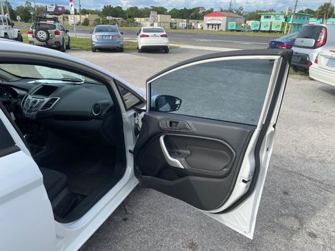 Used 2013 Ford Fiesta SE FWD image 21