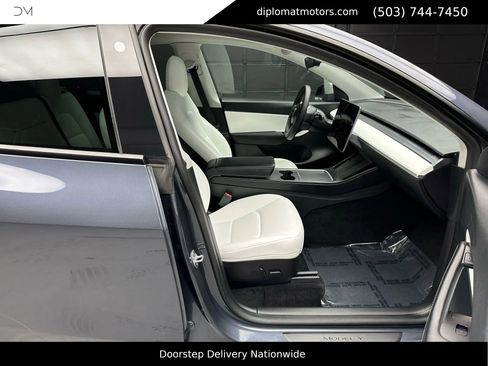 Used 2022 Tesla Model Y Long Range image 16