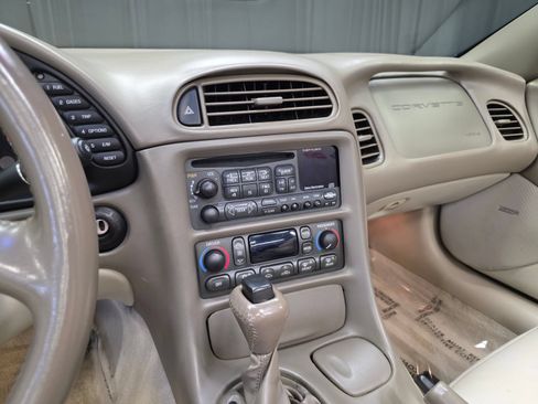 Used 2004 Chevrolet Corvette Convertible w/ Preferred Equipment Group RWD image 24
