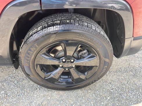 Used 2020 Jeep Cherokee Latitude Plus AWD/4WD image 28
