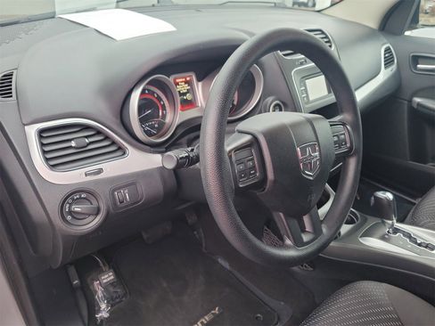 Used 2017 Dodge Journey SE w/ Flexible Seating Group image 18