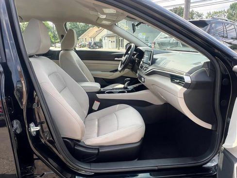 Used 2024 Nissan Altima 2.5 SV FWD image 30