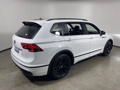 Used 2022 Volkswagen Tiguan SE R-Line image 3