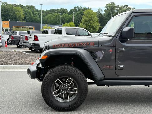Used 2025 Jeep Gladiator Mojave w/ Convenience Group AWD/4WD image 11