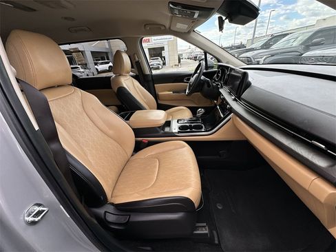 Used 2024 Kia Carnival EX image 25