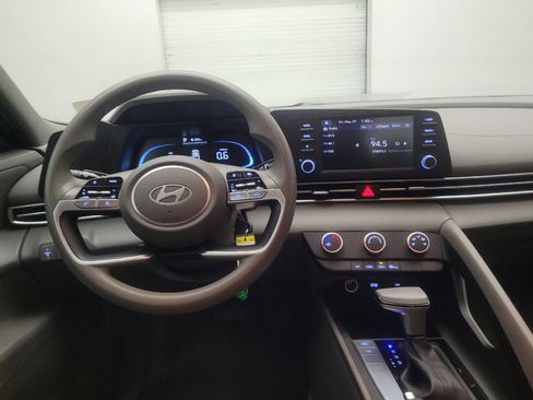 Used 2024 Hyundai Elantra SE FWD image 22