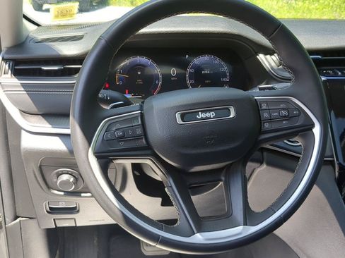 Used 2023 Jeep Grand Cherokee Laredo AWD/4WD image 14