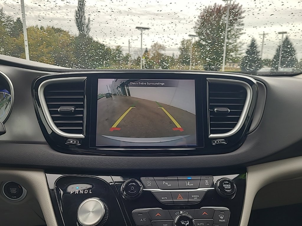 Used 2024 Chrysler Pacifica Touring-L FWD image 20
