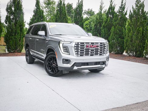 Used 2026 GMC Yukon Denali w/ Sun & Power Step Package AWD/4WD image 2