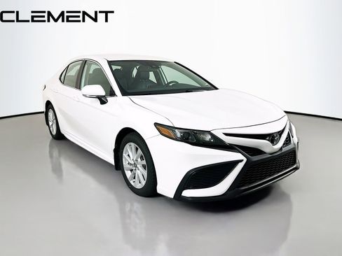 Used 2023 Toyota Camry SE FWD image 5