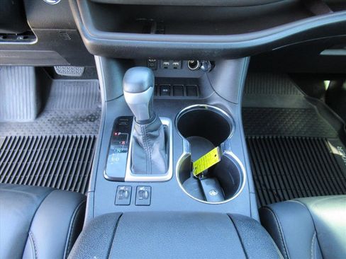 Used 2019 Toyota Highlander XLE image 21