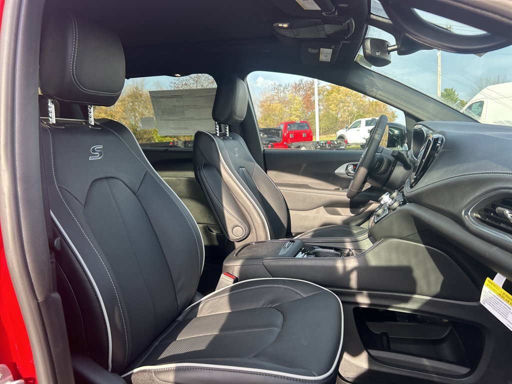 New 2026 Chrysler Pacifica Limited w/ S Appearance Package AWD/4WD image 9