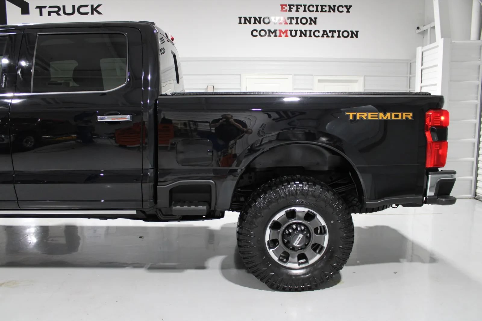 Used 2023 Ford F250 King Ranch w/ Tremor Off-Road Package AWD/4WD image 28