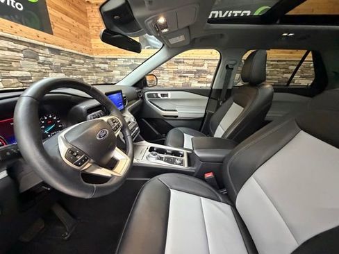 Used 2023 Ford Explorer XLT w/ Equipment Group 202A AWD/4WD image 13