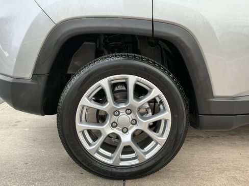 Used 2023 Jeep Compass Latitude image 28