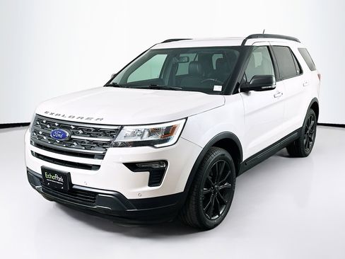 Used 2018 Ford Explorer XLT w/ Equipment Group 202A AWD/4WD image 3