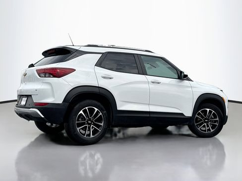 Used 2025 Chevrolet TrailBlazer LT image 2