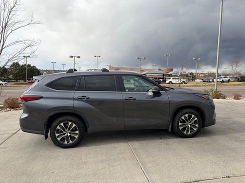 Used 2023 Toyota Highlander XLE AWD/4WD image 9