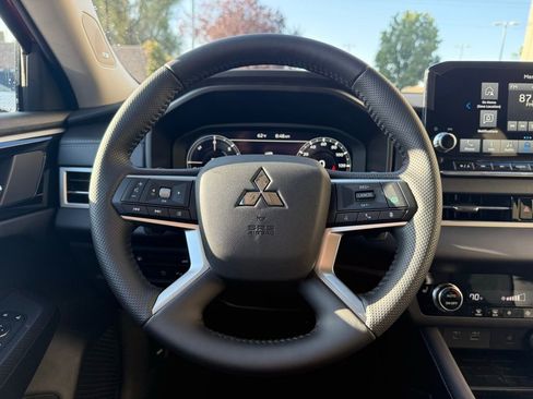 New 2025 Mitsubishi Outlander SE image 8