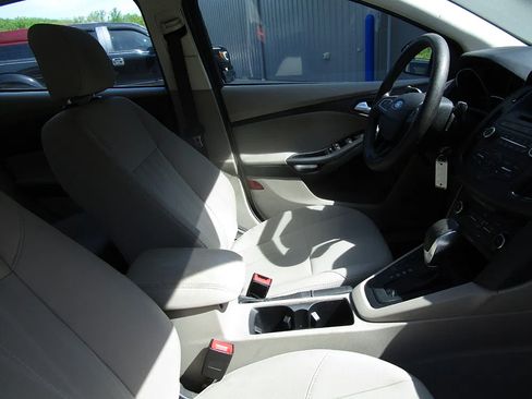 Used 2017 Ford Focus SE FWD image 9