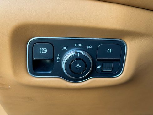 Used 2022 Aston Martin DB11 Coupe image 23