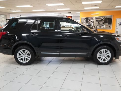 Used 2018 Ford Explorer XLT w/ Equipment Group 202A image 9