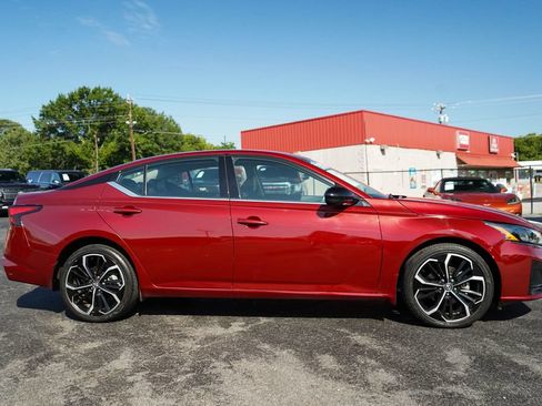 Used 2023 Nissan Altima 2.5 SR AWD/4WD image 2