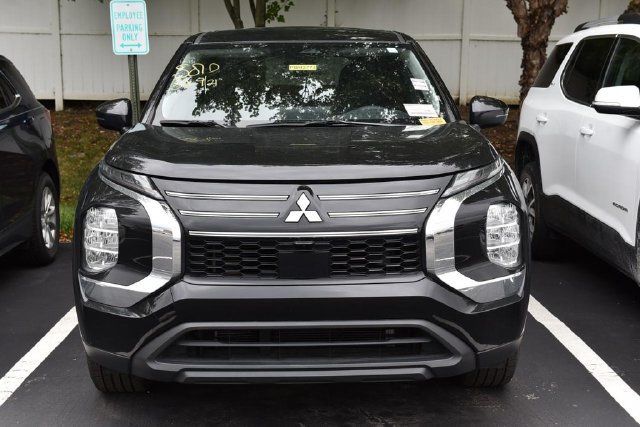 Used 2025 Mitsubishi Outlander ES FWD image 3