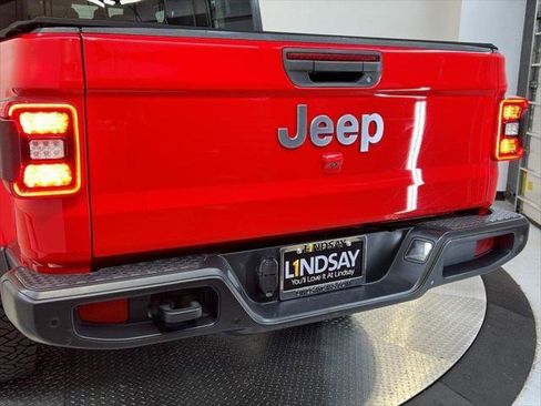 Certified 2021 Jeep Gladiator Overland w/ Cold Weather Group image 8