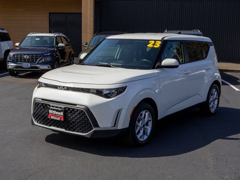 Used 2023 Kia Soul LX w/ LX Technology Package FWD image 3