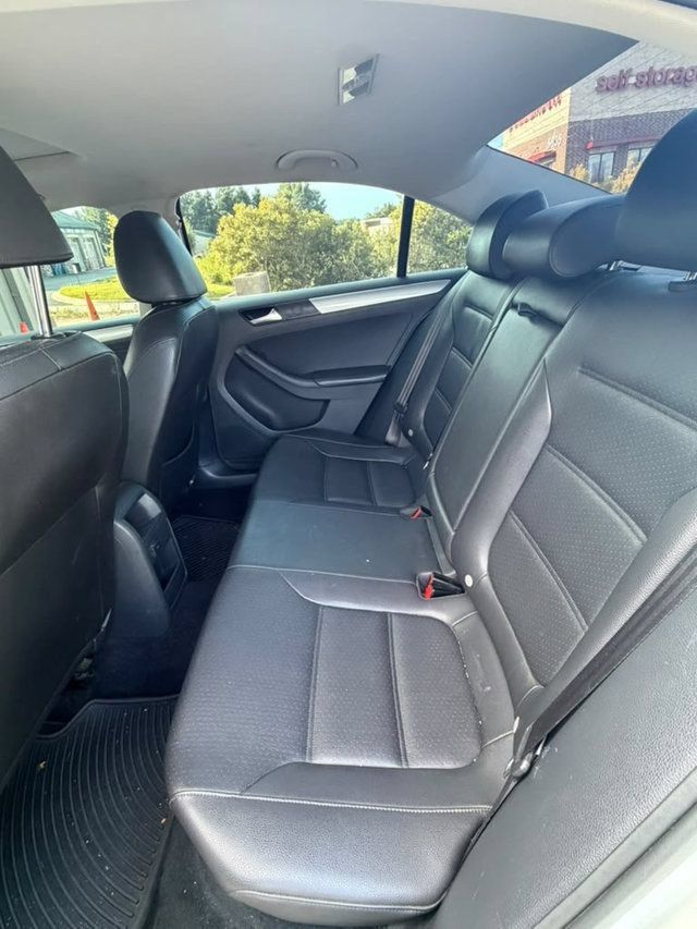 Used 2017 Volkswagen Jetta SE FWD image 6