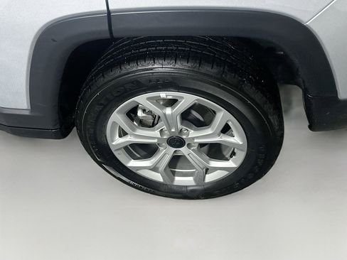 Used 2025 Jeep Compass Latitude image 11